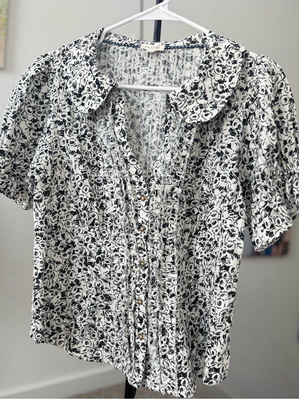Pilcro Black and White Floral Button-Front Blouse